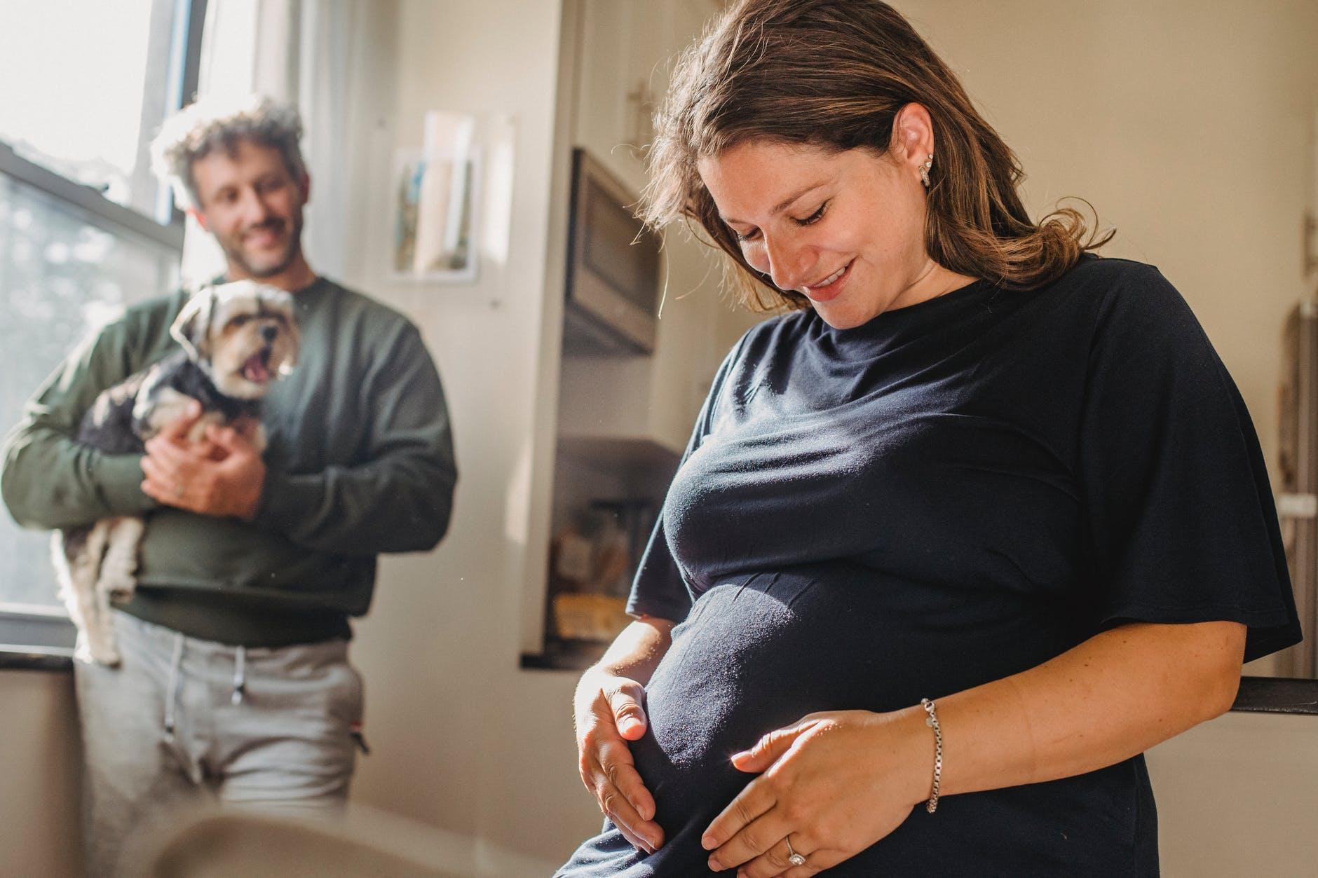 ventre à 6 mois de grossesse : les symptômes à connaître