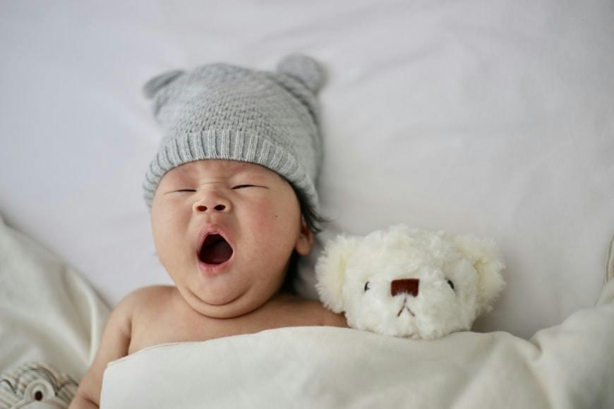 Slapen is essentieel voor een goede ontwikkeling van je kindje. Maar wat kun je als ouder doen om je baby te helpen slapen?