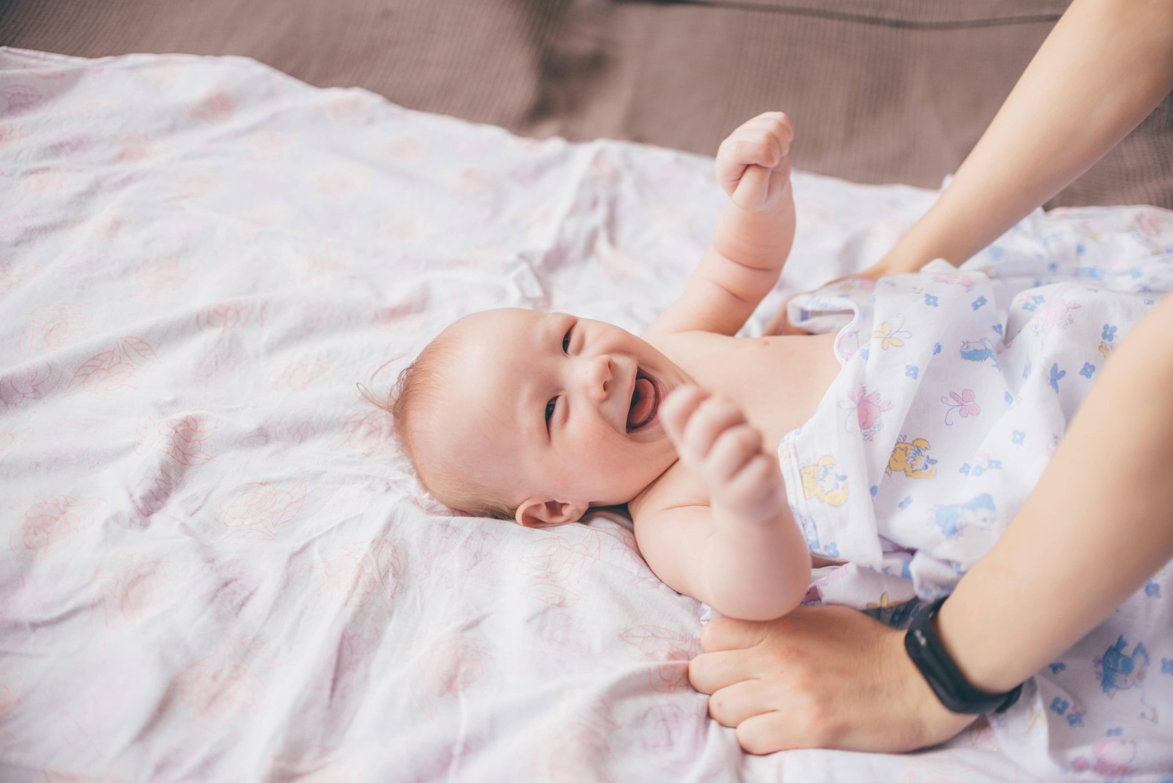 Comment savoir quand il faut changer la couche de bébé ?